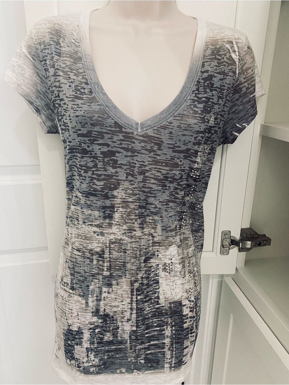 LN lightweight graphic v neck abstract & rhinestone embellishment tee